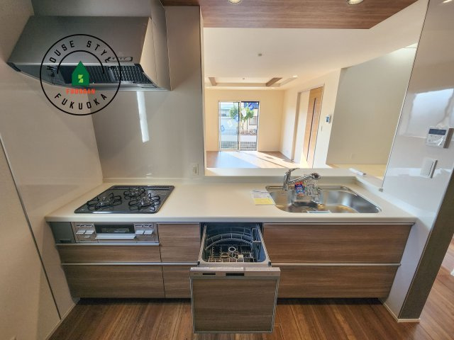 福岡市東区美和台3丁目第1-2棟（2号棟）のキッチン|ご家族を近くに感じられる対面キッチンのLDK。会話もはずみそうですね。