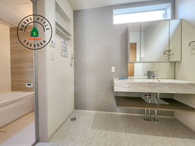 福岡市東区美和台3丁目第1-2棟（1号棟）の脱衣所|ゆとりの洗面スペースで朝の身支度もスムーズに。暮らしを快適に変えるシャワー付洗面台です！