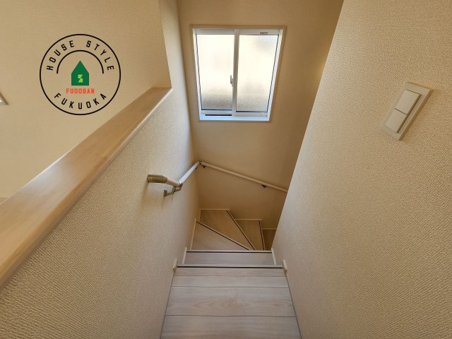 福岡市東区美和台3丁目第1-2棟（1号棟）の内装|＜手すり付階段＞手すりがないと階段の昇り降りで危険なことはもちろん、壁に手をつきながら歩くことで壁紙が汚れやすくなります。すべての方に快適に昇り降りしていただくため、手すりを設置しました。