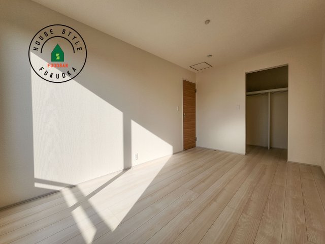 福岡市東区美和台3丁目第1-2棟（1号棟）の寝室|主寝室には収納力に優れたクローゼットがありますので、お部屋もすっきり片付きます。