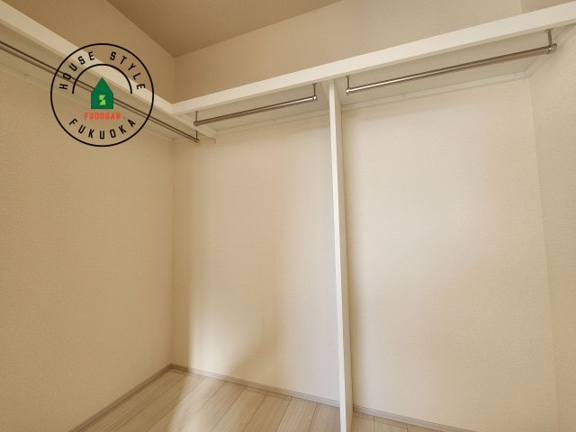 福岡市東区美和台3丁目第1-2棟（1号棟）の収納|洋服や大きな荷物が多い方や人数の多いご家族などは、一般的なクローゼットよりもウォークインクローゼットのほうが使い勝手が良いです。