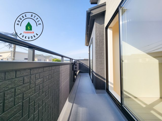 福岡市東区美和台3丁目第1-2棟（1号棟）のバルコニー|風をしっかりと感じられるバルコニーでは、毎日が洗濯日和です。広々としているので洗濯も楽しくなるでしょうし、気分転換にバルコニーからの眺めを楽しむのもいいでしょう。