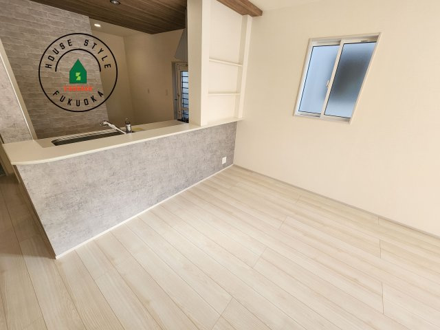 福岡市東区美和台3丁目第1-2棟（1号棟）のダイニング|キッチンから立ち込める香りが今日の料理を期待させます。