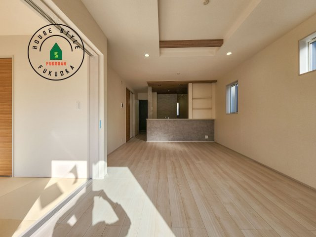 福岡市東区美和台3丁目第1-2棟（1号棟）の居間・リビング|キッチンからリビングをしっかり確認できます。家族の笑顔があふれる空間になりそうですね。