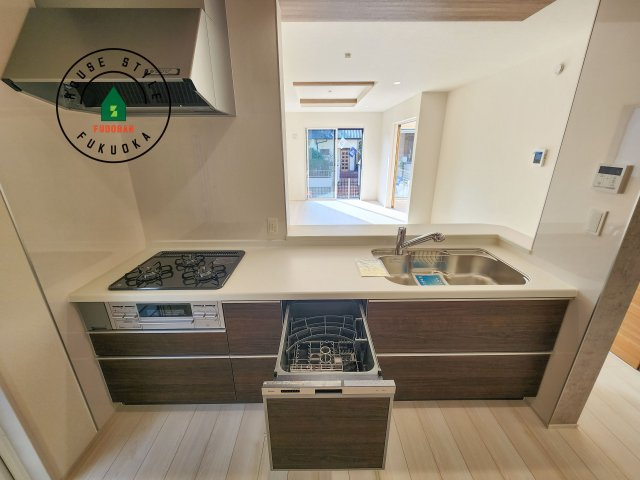 福岡市東区美和台3丁目第1-2棟（1号棟）のキッチン|ご家族を近くに感じられる対面キッチンのLDK。会話もはずみそうですね。