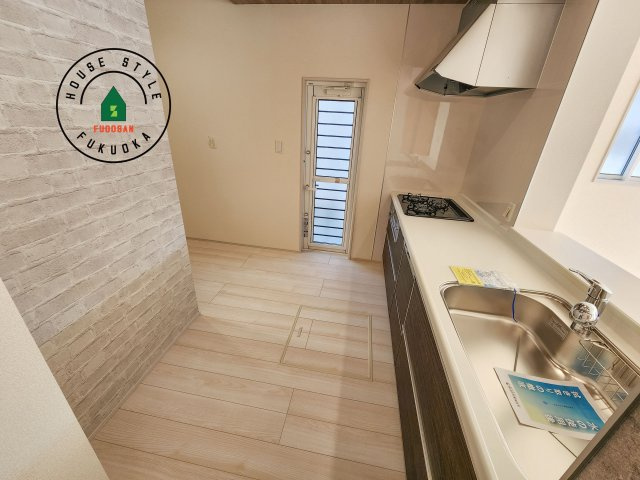 福岡市東区美和台3丁目第1-2棟（1号棟）のキッチン|ダイニングテーブルへの配膳がラクラク、お料理はかどるカウンター付きシステムキッチン！
