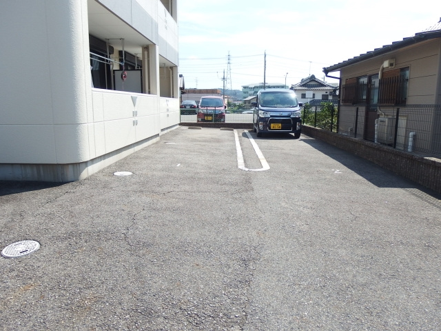 クレストール松塚の駐車場