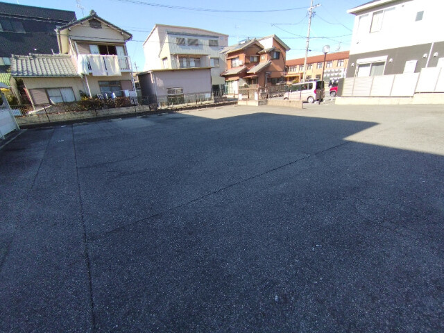 アムールあらこの駐車場