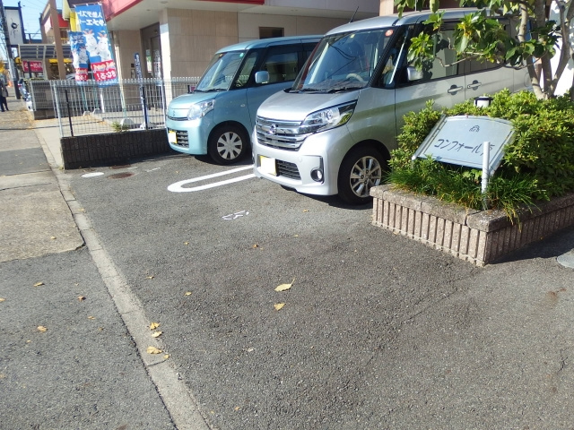 コンフォール恵の駐車場