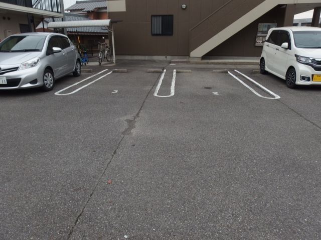 ノーブルハイツの駐車場