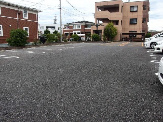 グレフューレ弐番館の駐車場
