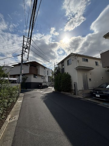 【前面道路含む現地写真】 | 世田谷区祖師谷４丁目戸建 | 前面道路含む現地写真です