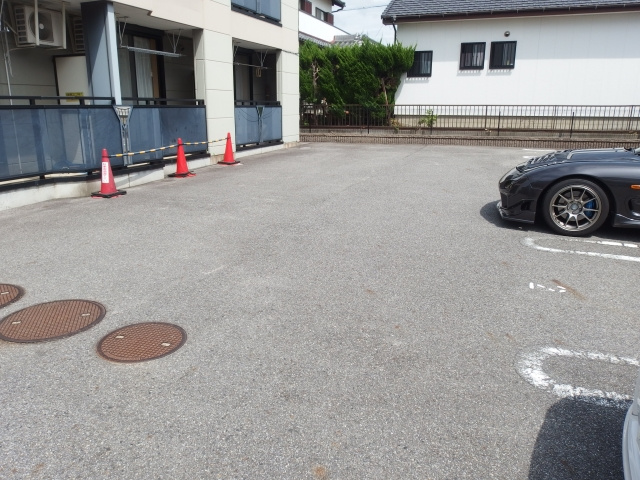 オアシス社本の駐車場