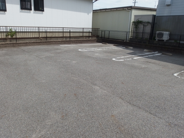 オアシス社本の駐車場