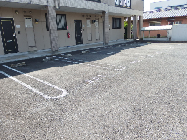 グランドール下和田の駐車場