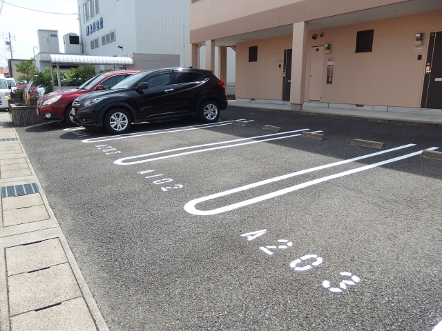 ラブリータウンA棟の駐車場