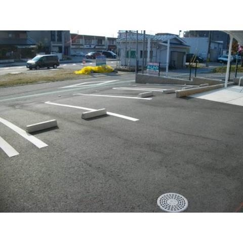 クリエイションの駐車場