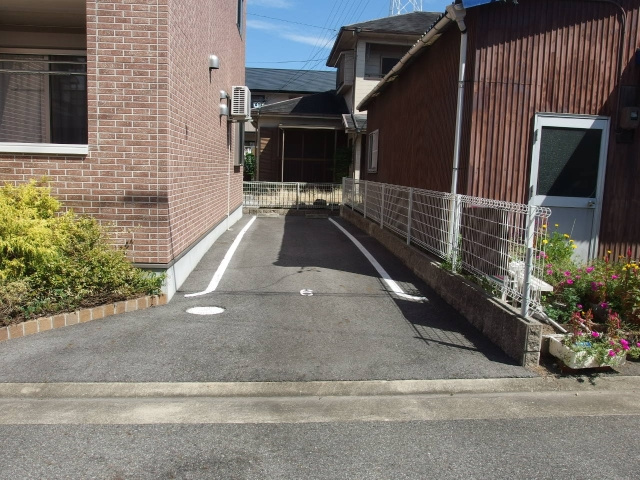メゾンドアシューレの駐車場