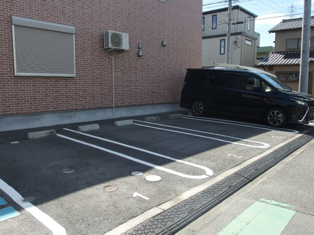 メゾンドアシューレの駐車場