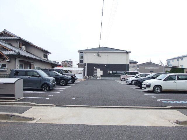 サンタプレイス日名の駐車場