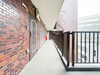 【その他共用部分】 | マンションの共用廊下です。きれいに清掃されています。周囲のお部屋の様子も、ぜひ伺ってみてください。～即日のご見学可能～　お問合せはお気軽にどうぞ。

