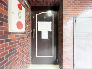 【その他共用部分】 | 皆様をお迎えする、お部屋の玄関ドア。開けやすさや開放角度、ドアノブの操作しやすさや鍵の形状などを、現地で一度ご確認ください。～即日のご見学可能～　お問合せはお気軽にどうぞ。