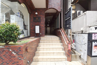 【エントランス】 | お客様を、そして住人を出迎えてくれるマンションのエントランス。ゴミが落ちていないことからも、管理状態の良さや住民の節度の高さが見て取れます。～即日のご見学可能～　お問合せはお気軽にどうぞ。
