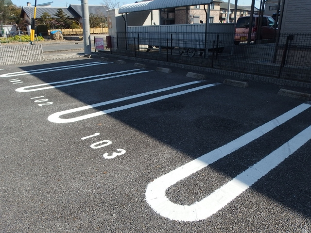 メゾンルミナスの駐車場