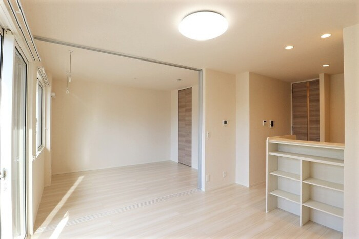 ジュモンターニュの居間・リビング|リビングから洋室