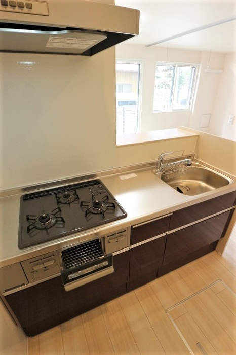 ジュモンターニュのキッチン|ガスコンロ３口 グリルも付いてます