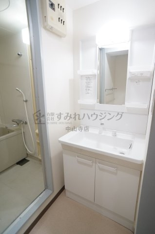 REIWA宝塚の洗面所|参考、同建物・反転間取りの号室