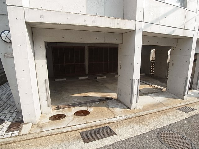 BELL TREE平和台の駐車場|屋内駐車場１台付き（高さは制限がございます、現地確認下さい）