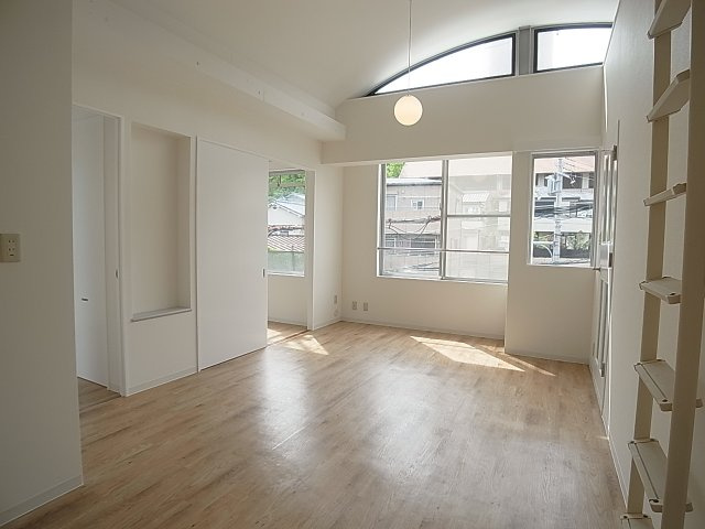 BELL TREE平和台の居間・リビング|天井高いリビング、採光がタップリ入る明るい室内