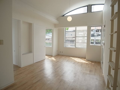 【居間・リビング】 | BELL TREE平和台 | 天井高いリビング、採光がタップリ入る明るい室内