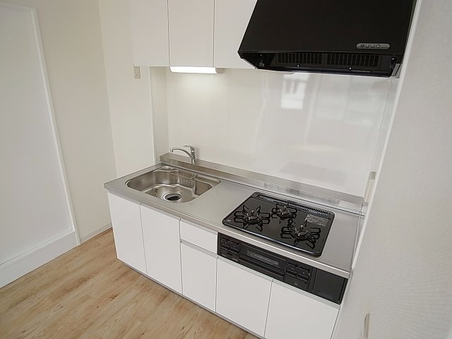 BELL TREE平和台のキッチン|システムキッチン、3口ガスコンログリル付