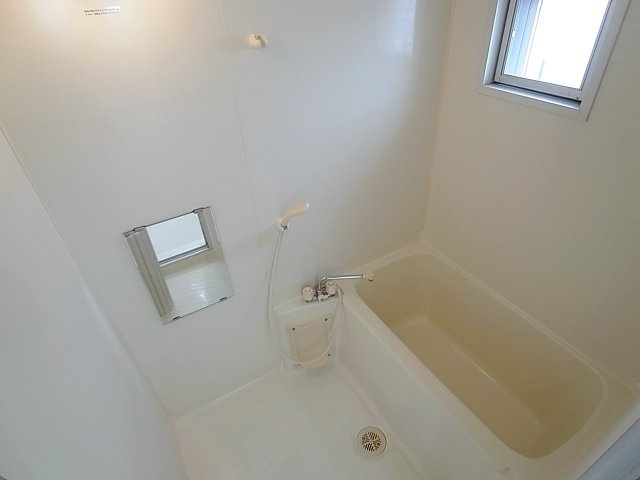 BELL TREE平和台の浴室|掃除のし易いバスルーム、小窓も付いてます