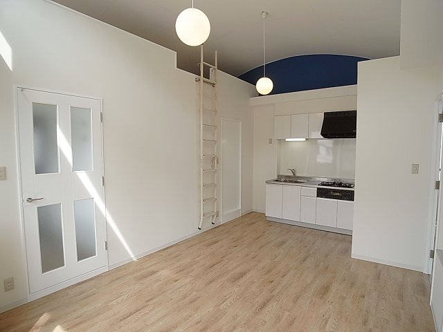 BELL TREE平和台の居間・リビング|デザインクロスがアクセントのリビングはアーチ状になってます