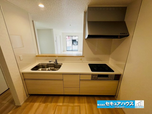 【今からご案内可能】東海市富貴ノ台 全6棟 のキッチン|【キッチン】
◆同時にたくさんの料理が調理できる。「焼く・蒸す・煮る」の工程を同時進行で進めることができるので、料理を素早く作ることができます。育児でバタバタ忙しいママに嬉しい♪