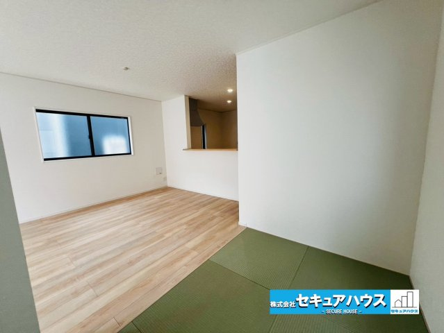 【今からご案内可能】東海市富貴ノ台 全6棟 の和室|【和室】
◆客間や寝室、家事スペースなど多様な用途で使え、畳が柔らかいため乳幼児のいる家庭や、将来的に足腰の負担を減らしたい人にも適しています。