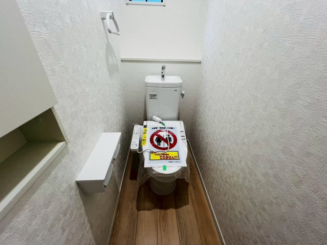 【今からご案内可能】東海市富貴ノ台 全6棟 のトイレ|【高機能トイレ】
◆高機能トイレの多くは便器のフタの開閉が自動であり、使用後に手動で水を流す面倒もなく非常に便利です。スタイリッシュな見た目で、お掃除しやすく、節水効果が高いです。