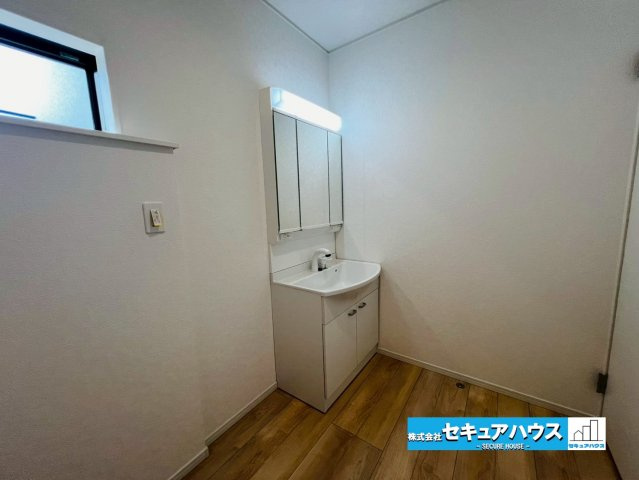 【今からご案内可能】東海市富貴ノ台 全6棟 の独立洗面台|【洗面台】
◆鏡の裏にはたっぷりと収納スペースを標準装備！
◆電源を付属しているのでドライヤーなど利用できます。