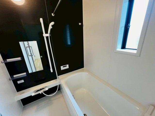【今からご案内可能】東海市富貴ノ台 全6棟 の浴室|【浴室】
◆アクセントパネルで落ち着きのある雰囲気を演出します。毎日の疲れを癒やすバスタイムをお楽しみ下さい！
◆窓付きで、カビの繁殖を抑える効果があります。