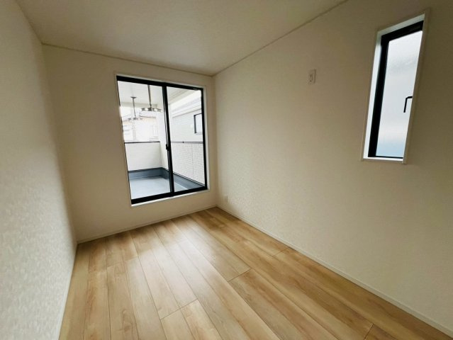 【今からご案内可能】東海市富貴ノ台 全6棟 の洋室|【洋室】
◆広々とした居住空間は日々の暮らしを彩り、心のやすらぎと満足感を与えてくれます。通風と採光を考慮した設計は子供たちはのびのび育ち、家族でくつろぎと団らんを生み出します。