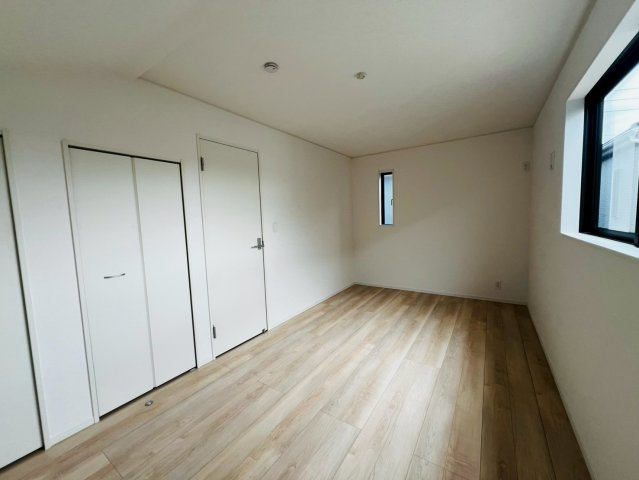 【今からご案内可能】東海市富貴ノ台 全6棟 の洋室|【洋室】
◆家族一人ひとりの大切なプライベート空間。趣味に合わせて使って頂けるようシンプルに仕上げてあります。暮らし心地を大きく左右する収納を、適材適所に配置し使い勝手を考慮しました。