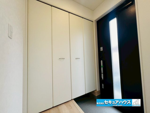 【今からご案内可能】東海市富貴ノ台 全6棟 の玄関|【玄関】
◆お家に出会う人々を迎える玄関だからこそ、広々清潔感あふれる空間にしたいものです。採光・通風にも配慮された設計で毎日明るい空間をキープします♪