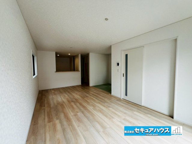 【今からご案内可能】東海市富貴ノ台 全6棟 の居間・リビング|【LDK】
◆通学から帰宅し、リビングルームで会話を楽しむ子ども達。リビングから臨む景色は太陽色に染まり、解放感溢れゆったりとしたひと時を過ごすことが出来る素敵な空間です。