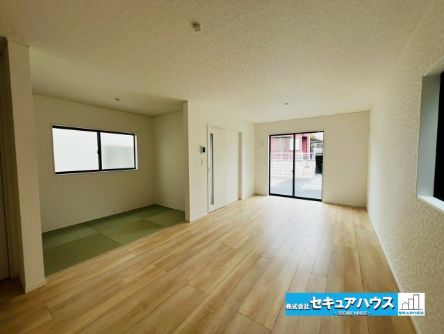 【今からご案内可能】東海市富貴ノ台 全6棟 の居間・リビング|【LDK】
◆日当たりが良く温かい広々リビングは家族の団らんスペースになります。