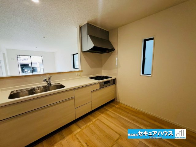 【今からご案内可能】東海市富貴ノ台 全6棟 のキッチン|【キッチン】
◆対面式キッチンのためリビングの様子を見ながら料理することができます♪