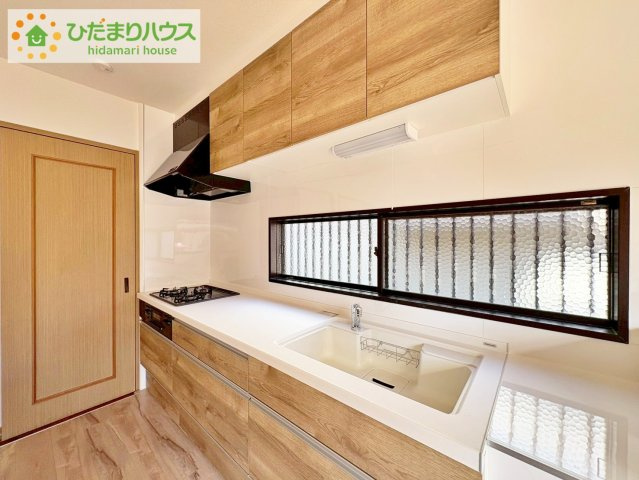 日立市金沢町6丁目　中古戸建のキッチン|ワイドなキッチンスペースなので、2品、3品同時に作れちゃいますね( *´艸｀)