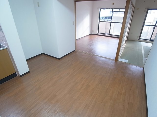 近畿荘の内装|風通しも良く、フローリングも綺麗に改装済み